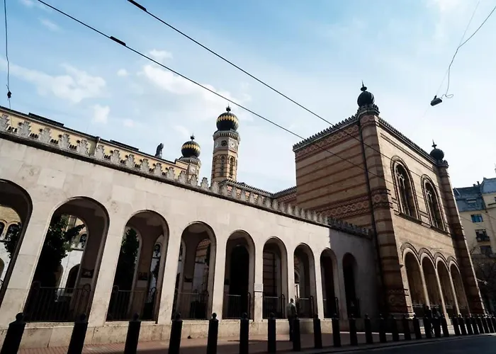In Front Of The Synagogue Apartman *
